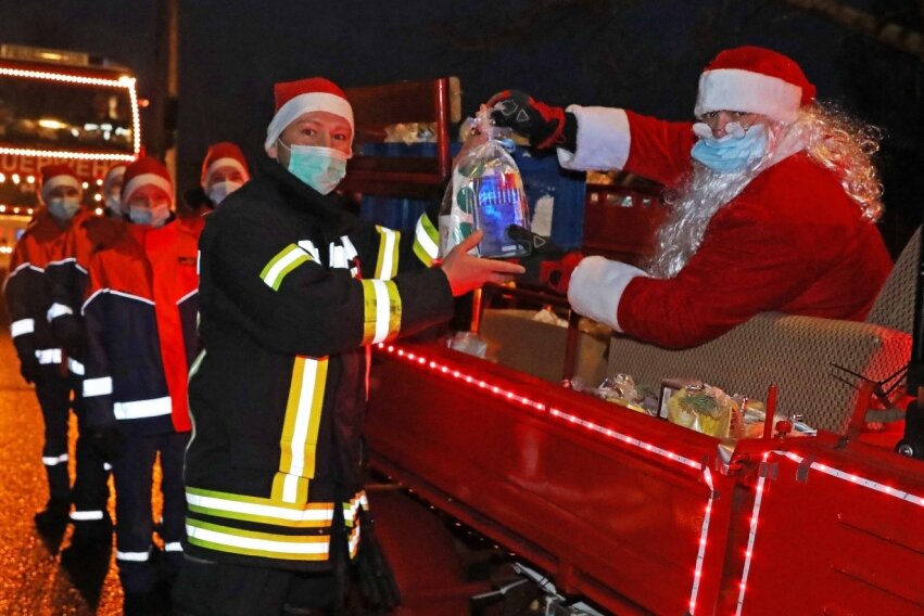 Der Weihnachtsmann beschenkt mit Hilfe der Freiwilligen Feuerwehr Kinder in Fraureuth.