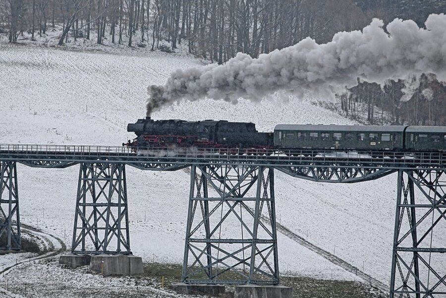 Lichterfahrt durchs Erzgebirge: Wo der Nikolaus mit dem Dampfzug unterwegs ist - Der Nikolauszug fährt über das Markersbacher Eisenbahnviadukt.