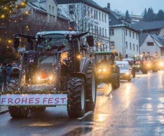 Lichterfahrt mit 80 Traktoren und Lkw - Der Konvoi passiert das Rathaus in Schönheide, mehr als 80 Fahrzeuge waren dabei. 