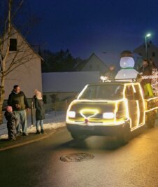 Lichterfahrten im Erzgebirge - Das Weihnachtsmobil ist am Samstag in Neukirchen unterwegs gewesen. 