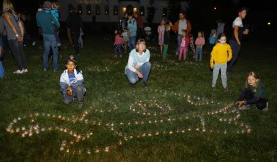 Lichterfest und Bikerparty - Darunter war die Schildkröte, für die die achtjährige Melanie (rechts im Foto oben links) mit Mama Jana Schulz tagsüber 230 Lichter so arrangiert hatte, das sie das Ortswappentier bilden.