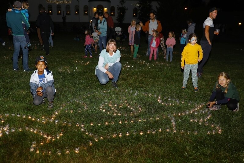 Darunter war die Schildkröte, für die die achtjährige Melanie (rechts im Foto oben links) mit Mama Jana Schulz tagsüber 230 Lichter so arrangiert hatte, das sie das Ortswappentier bilden.