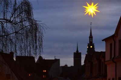Lichterglanz in Freiberg: Ein Abendspaziergang lohnt sich - Die Altstadt von Freiberg, hier am Dienstagabend, unterm „Sternenhimmel“.