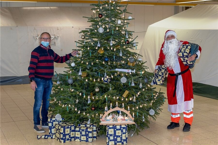 Hausmeister Johannes Flechsig (links) hat über 300 Ampullendeckel aufgebohrt und Lichter hineingesteckt. Stan Fankhänel, stellvertretender Leiter des Impfpunktes, war in Eich ab und an als Weihnachtsmann verkleidet anzutreffen.