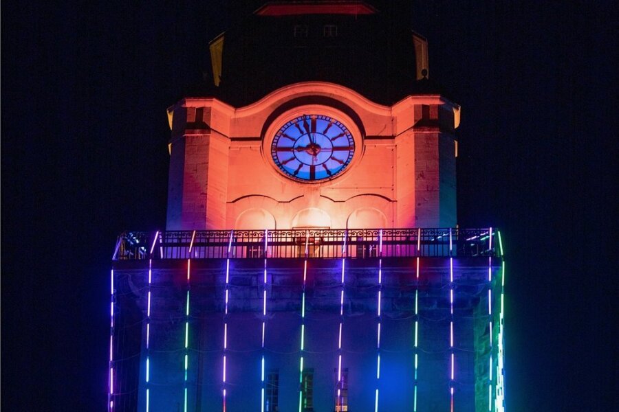 Leuchtet noch bis in den Herbst: das LED-Netz am Rathaus-Turm.