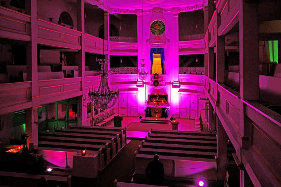 Lichtimpressionen mit Botschaft kommen in die Kirchen in Hohenstein-Ernstthal, Gersdorf und Oberlungwitz - Die Oberlungwitzer St. Martins-Kirche leuchtete im letzten Herbst im Programm des Jubiläumsjahres.