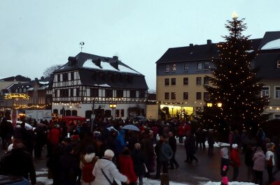 Lichtmess in Zwönitz erstmals mit Kirchenkonzert - Ein einstündiges Bühnenprogramm auf dem Zwönitzer Markt beendete den weihnachtlichen Lichterglanz. Punkt 18 Uhr hieß es: Licht aus!