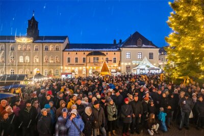 Lichtmess: Wie die Erzgebirger die Weihnachtszeit beenden - Auf dem Zwönitzer Markt versammeln sich Hunderte Besucher, die verfolgen, wie der Bürgermeister „Licht aus!“ ruft.