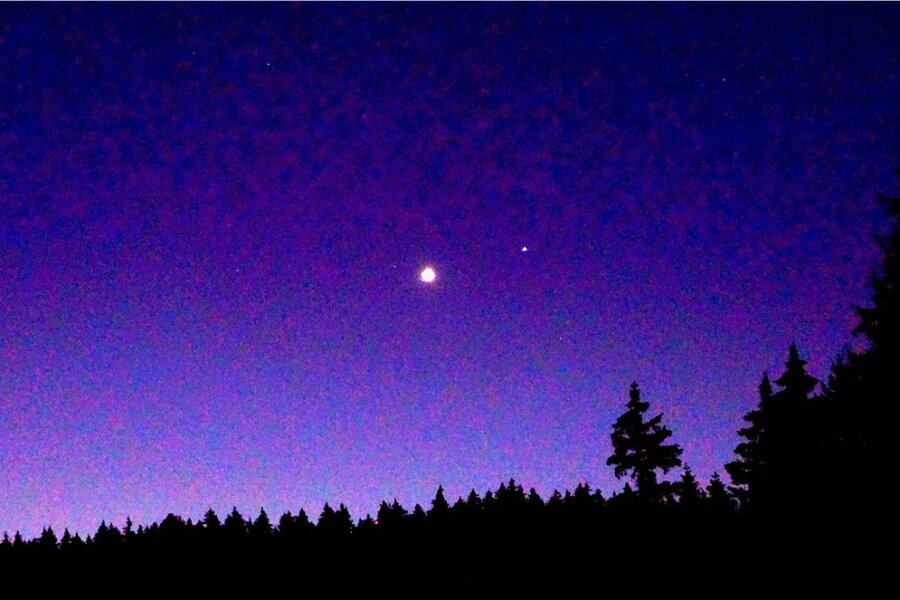 Lichtobjekt am Vogtland-Himmel sorgt für Rätselraten - Die Venus ist derzeit in den frühen Morgenstunden in Richtung Südosten besonders gut zu sehen. 