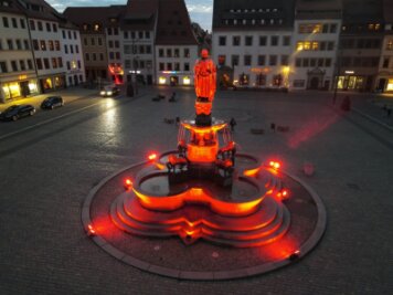 Lichtprotest in Freiberg: Die Veranstaltungsbranche sieht rot - Der Ottobrunnen erstrahlte in Rot.