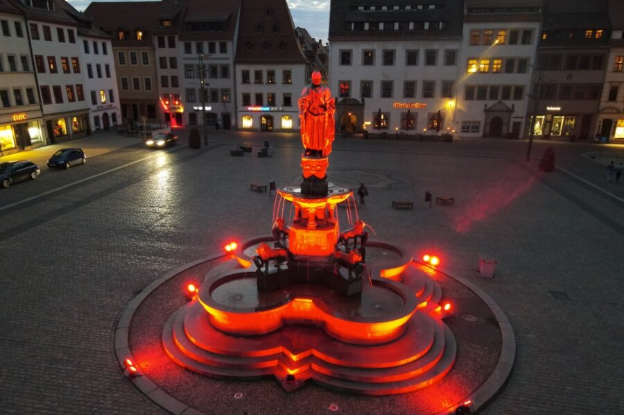 Lichtprotest in Freiberg: Die Veranstaltungsbranche sieht rot - Der Ottobrunnen erstrahlte in Rot.