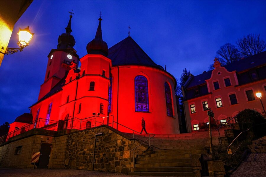 Lichtshows für Kirchen in Hohenstein-Ernstthal - Die St. Christophorikirche in Hohenstein-Ernstthal war am Donnerstagabend in ungewohntes Licht getaucht.