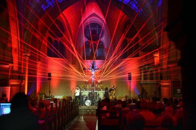 Lichtspektakel und Musik füllen die Hainichener Trinitatiskirche - 
