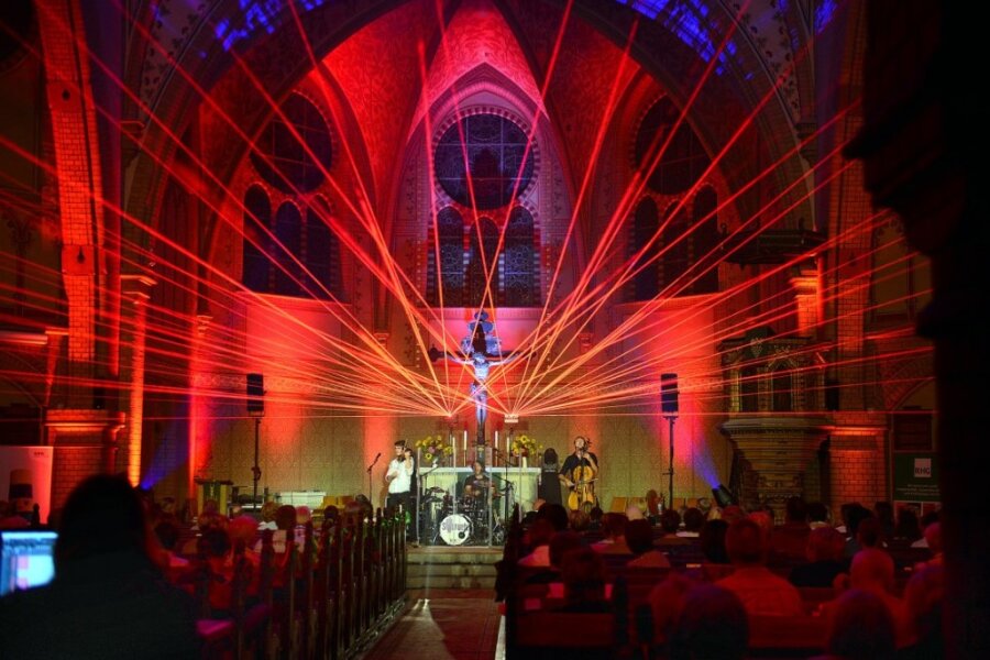 Lichtspektakel und Musik füllen die Hainichener Trinitatiskirche 