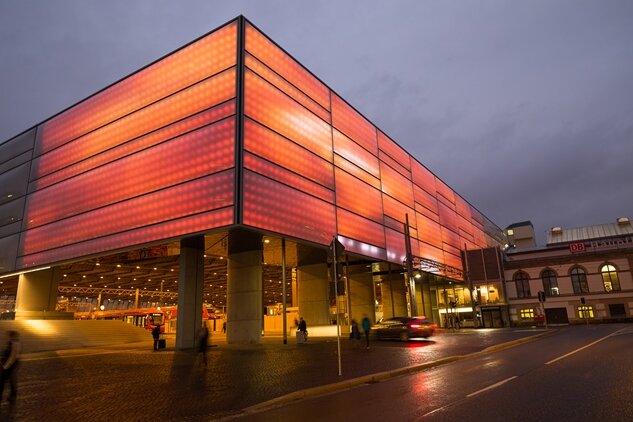 Lichtspiele am Hauptbahnhof werden wieder abgeschaltet - Hinter der Kunststofffassade der Bahnsteighalle sind 3800 LED-Leuchten installiert, die einzeln vom Computer angesteuert werden. So ist die Darstellung komplexer Motive oder sogar von Videofilmen möglich.