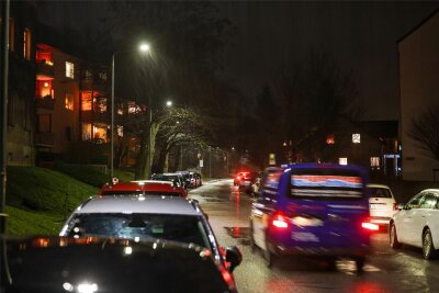 Lichtüberflutet statt zappenduster: Straßenbeleuchtung an der Hüttengrundstraße in Hohenstein-Ernstthal wieder in Betrieb - Mehrere Tage war die Straßenbeleuchtung ausgefallen. Am Dienstag konnte der Schaden behoben werden.
