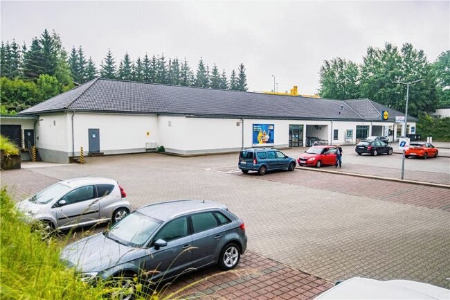 Lidl, Bäckerei und Getränkemarkt sind Mieter: Investmentfirma verkauft Gewerbeareal in Stollberg - Um dieses Gewerbeareal, Chemnitzer Straße 27 in Stollberg, geht es. Lidl ist der größte Mieter.