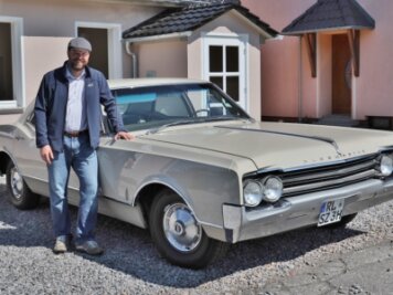 Liebe auf den ersten Blick: Ein Oldsmobile mit 310 PS - Stefan Zeranski mit seinem amerikanischen Straßenkreuzer aus den 1960er- Jahren. 