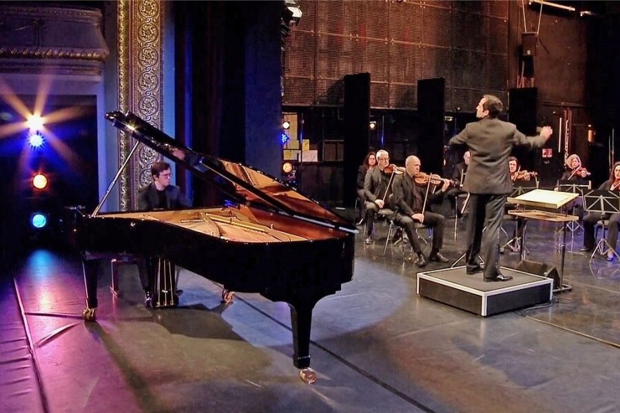 Lieben Sie Brahms? - Der Screenshot zeigt die Clara-Schumann-Philharmoniker Plauen-Zwickau und den Pianisten Frank Dupree während der Aufnahme des 2. Klavierkonzerts von Brahms. 