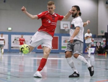 Lieber Futsal-Hochburg als Metropole - Fabian Schulz (l.) fiebert nach dem Bundesliga-Kantersieg von Samstag nun den Futsal-Länderspielen gegen Tschechien entgegen. 