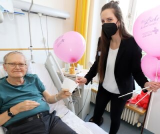 Liebesboten überraschen Patienten - Roland Hennig erhält von Krankenhaus-Mitarbeiterin Claudia Steinbach einen Valentinstagsbrief von seiner Familie und ein Luftballonherz dazu.