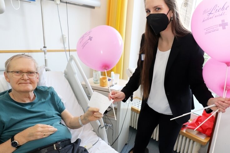 Liebesboten überraschen Patienten - Roland Hennig erhält von Krankenhaus-Mitarbeiterin Claudia Steinbach einen Valentinstagsbrief von seiner Familie und ein Luftballonherz dazu.