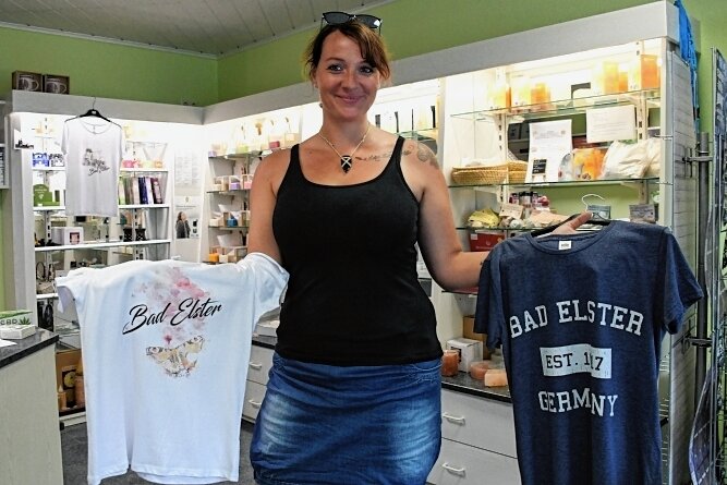 Katja Renz verkauft in ihrem Geschäft "Naturnah" am Badeplatz Bad Elster T-Shirts mit dem Schriftzug des Kurortes. 
