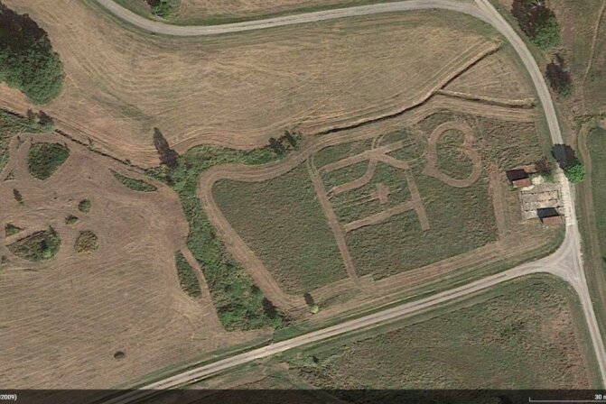Liebesgrüße vom Truppenübungsplatz - Auf einer etwa 65 mal 50 Meter großen Fläche auf dem Standortübungsplatz in Frankenberg ist eine Liebesbotschaft im Boden hinterlassen worden, die im Online-Kartendienst Google Maps entdeckt wurde. 