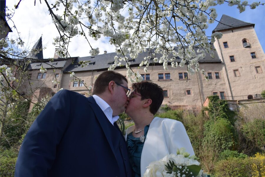 Liebesmärchen nach 34 Jahren: Rochlitzer Paar sagt plötzlich Ja - Vor Traumkulisse küssen sich Corinna und Uwe Neithart am Tag ihrer Hochzeit. Die Sonne strahlt, die Kirschbäume blühen und das Schloss thront, wie seit Jahrhunderten, über der Mulde.