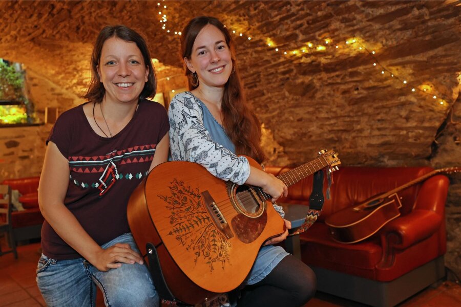 Liedermacherabend im Plauener Malzhaus für den guten Zweck - Loreen Zacher (links) und Luise Skupch freuen sich auf ihren offiziell ersten gemeinsamen Auftritt.