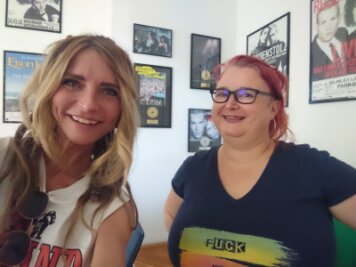 Liedermacherin Sarah Lesch mit neuer Tour: Kampf um die Deutungshoheit - Sarah Lesch und Sara Thiel nach dem gemeinsamen Podcast-Interview in Leipzig.