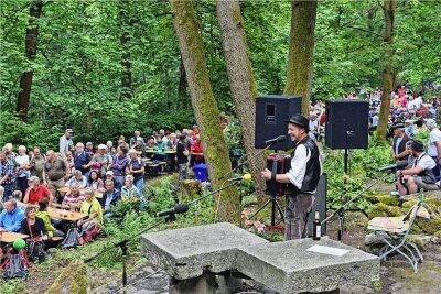 Liedersingen an Günthers Ruh in Vejprty: Mehr als 1500 Gäste bedeuten Veranstaltungsrekord - Zum neunten Mal wurde zum Liedersingen an Günthers Ruh im tschechischen Weipert eingeladen. Mit dabei war auch Musiker Jörg Heinicke.