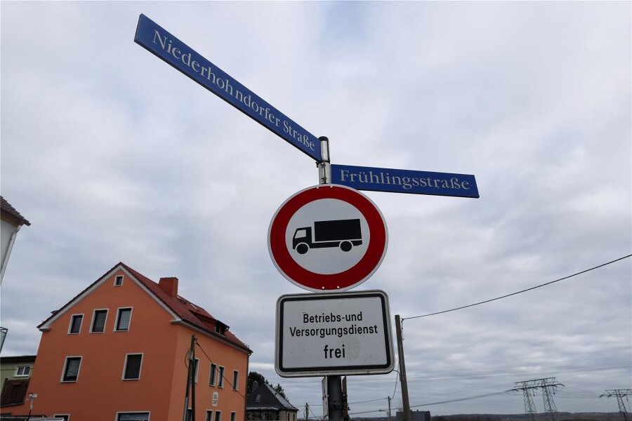 Lieferverkehr kann Niederhohndorfer Straße in Zwickau künftig ohne Angst vor Bußgeldern befahren - Das Schild sorgte wegen der fehlenden Gewichtsangabe für Verwirrung. Tatsächlich ist es in dieser Form seit 1993 gültig. Es dürfen dort nur Autos fahren die leichter als 2,8 Tonnen sin.