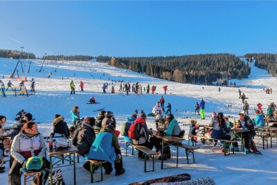 Liftbetreiber am Fichtelberg nennt Termin für Start der Skisaison - Die alpine Skisaison am Fichtelberg soll Mitte Dezember starten. 