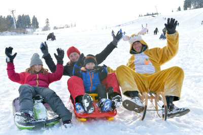 Lifte im Skigebiet Holzhau drehen sich ab Freitag - Familie Kristin und Sascha Melchert mit Lea (9) und Paul (4) aus Markleeberg genossen schon am vergangenen Sonntag am Rodelhang in Holzhau das Winterwetter