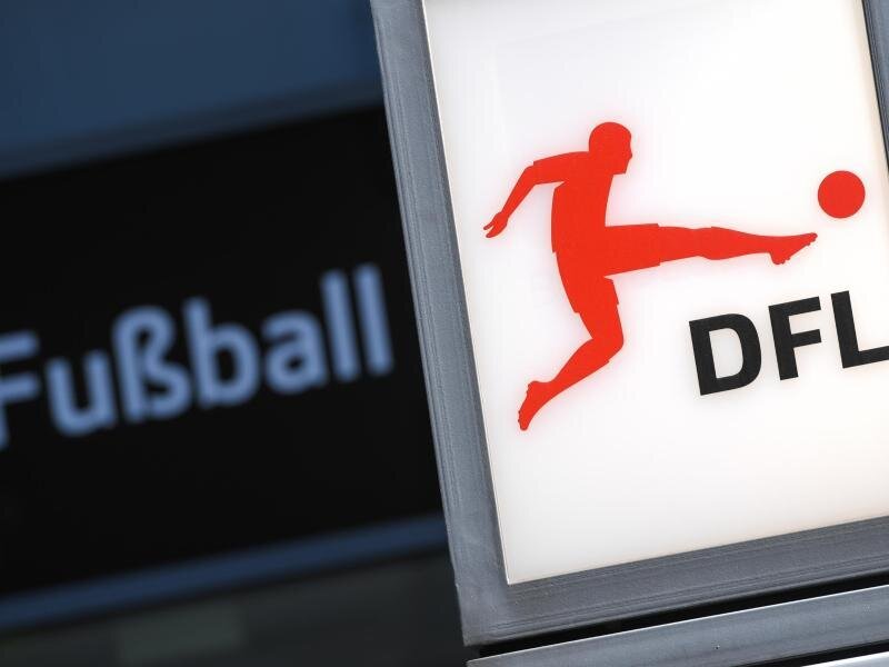  
          Das Logo der Deutschen Fußball Liga (DFL) prangt im Frankfurter Westend vor einem Bürohaus, Sitz der DFL-Zentrale.