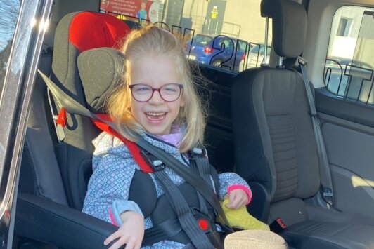 Lilly ist erstmals mit dem neuen Auto unterwegs gewesen - Lilly Merten im neuen Auto. Auch das Hineinsetzen des Mädchens ist durch eine Schiebetür jetzt viel einfacher geworden. Außerdem kann sie im hinteren Bereich des Pkw im Rollstuhl sitzend mitfahren. 