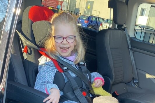 Lilly ist erstmals mit dem neuen Auto unterwegs gewesen - Lilly Merten im neuen Auto. Auch das Hineinsetzen des Mädchens ist durch eine Schiebetür jetzt viel einfacher geworden. Außerdem kann es im hinteren Bereich des Pkw im Rollstuhl sitzend mitfahren. 