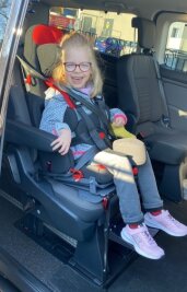 Lilly nun mit neuem Auto unterwegs - Lilly Merten im neuen Auto. Auch das Hineinsetzen des Mädchens ist durch eine Schiebetür ist jetzt viel einfacher geworden. 