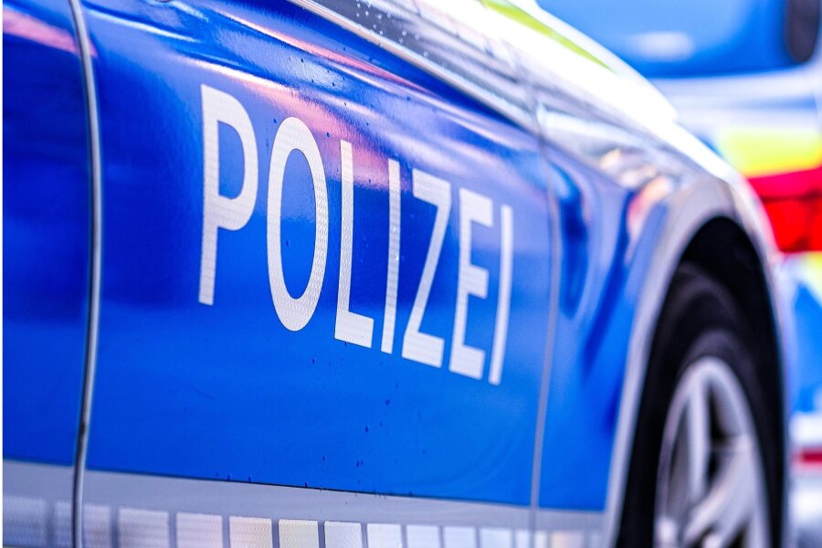 Limbach-Oberfrohna: Am Steuer eingeschlafen - Polizisten testeten den Mann auf Alkohol, es ergaben sich über zwei Promille.