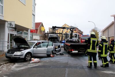 Limbach-Oberfrohna: Auto brennt nach Unfall vollständig aus - Bei eienm unfall am Mittwoch in Limbach-Oberfrohna musste ein ausgebranntes Auto abgeschleppt werden.