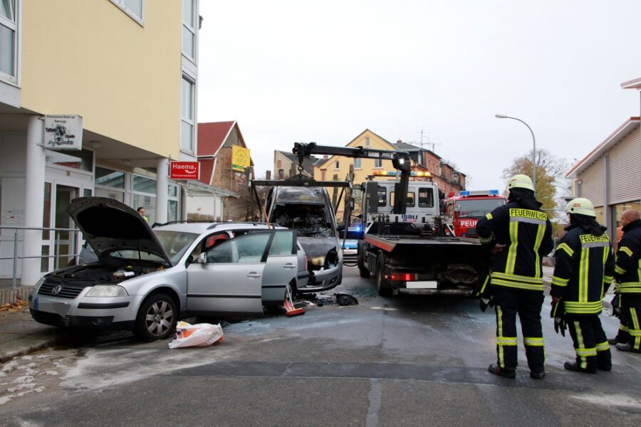 Limbach-Oberfrohna: Auto brennt nach Unfall vollständig aus - Bei eienm unfall am Mittwoch in Limbach-Oberfrohna musste ein ausgebranntes Auto abgeschleppt werden.