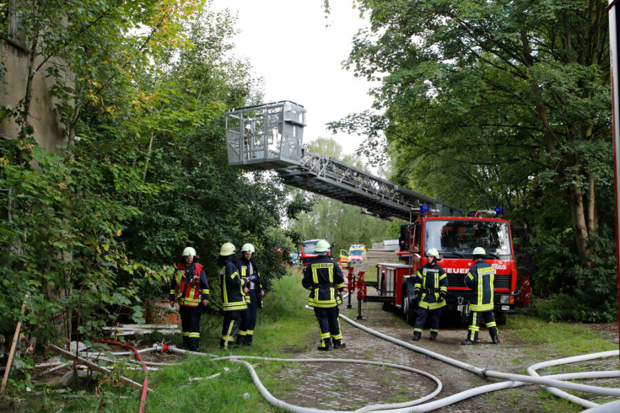 Limbach-Oberfrohna: Brand in Industriebrache - Feuerwehrkameraden waren am Sonntag in einer Industriebrache in Limbach-Oberfrohna im Einsatz.