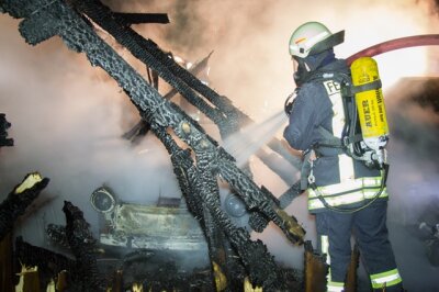 Limbach-Oberfrohna: Carport in Flammen - zwei Autos komplett ausgebrannt - 