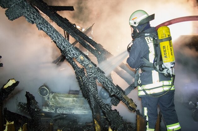 Limbach-Oberfrohna: Carport in Flammen - zwei Autos komplett ausgebrannt - 