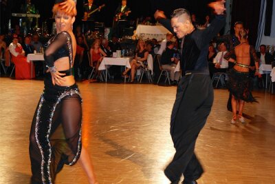 Limbach-Oberfrohna: Feurige Tanz-Rhythmen zum 30. Jubiläum - Viel Haut und schnelle Schritte – beim Tanzball werden die lateinamerikanischen Tänze aufs Parkett gebracht.