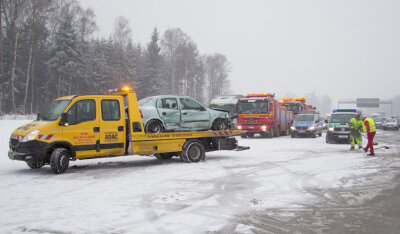 Limbach-Oberfrohna: Mehrere Fahrzeuge auf A 4 in Unfall verwickelt - 