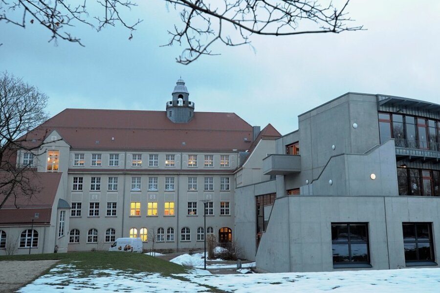 Das Albert-Schweitzer-Gymnasium in Limbach-Oberfrohna. In seiner Nachbarschaft soll eine neue Sporthalle entstehen.