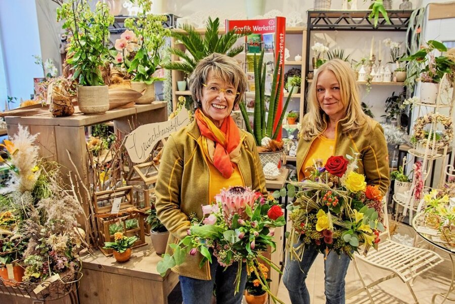 Limbach-Oberfrohna: Seit 50 Jahren dreht sich alles um Blumen - Rosemarie (links) und Kerstin Welzel im Blumenhaus in Limbach-Oberfrohna. Die beiden Frauen lieben Blumen und Pflanzen - egal ob Maiglöckchen oder Baumlilie. Das Unternehmen in Limbach-Oberfrohna wurde vor 50 Jahren gegründet. 