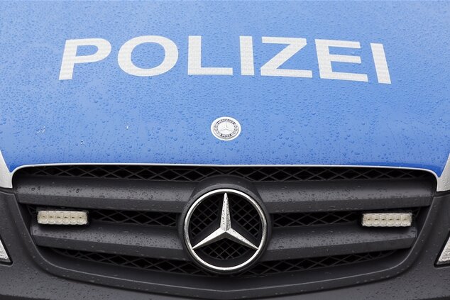 Limbach-Oberfrohna: Zugedöhnt am Steuer fünf Fahrzeuge beschädigt - 